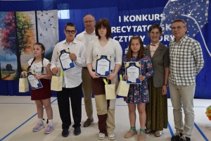 Laureaci konkursu recytatorskiego wraz z członkami Jury