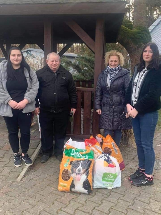 Uczniowie ZS w Dobrzyniu nad Wisłą przekazali karmę dla zwierząt z Włocławskiego schroniska