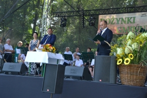 Radny Rady Powiatu w Lipnie Rafał Baranowski przemawia w imieniu Starosty Lipnowskiego 