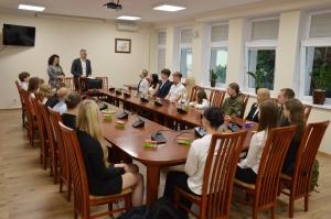 Stypendyści podczas spotkania z Wicestarostą Mariuszem Linkowskim