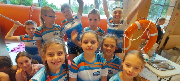 Zawodnicy Klubu Pływackiego Nemo Lipno podczas zawodów w Świeciu.