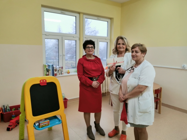 Wicestarosta Maria Kulig, Koordynator Oddziału Dziecięcego dr n. med. Irena Nowakowska, Pielęgniarka Danuta Eluszkiewicz