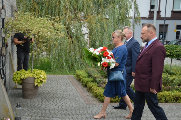 Delegacja Powiatu Lipnowskiego składa kwiaty pod Ścianą Śmierci w Lipnie.