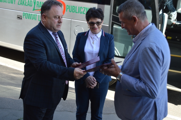 Starosta Lipnowski przekazuje Dyrektorowi PZTP w Lipnie dokumenty i kluczyki do dwóch nowo zakupionych autobusów marki MAN