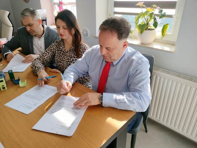 Starosta Lipnowski Krzysztof Baranowski, Skarbnik Powiatu Monika Lewandowska oraz Wicestarosta Lipnowski podpisują umowy na zakup nowych autobusów