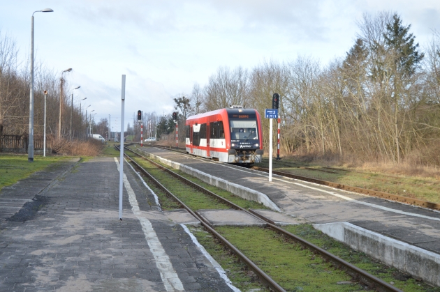 Pociąg relacji Toruń - Sierpc wjeżdża na stację w Lipnie 