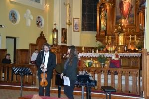 Arnaud Śmigiel-Kamiński oraz Klaudia Kołata nauczyciele Publicznej Szkoły Muzycznej I stopnia w Lipnie w trakcie koncertu papieskiego w kościele pw. św. Wojciecha w Kikole