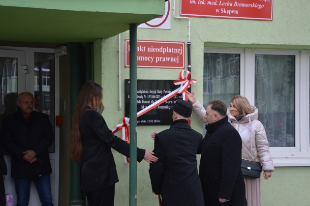 Odsłonięcie tablicy na budynku Domu dla Matek w Skępem.