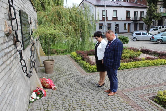 Delegacja Powiatu Lipnowskiego składa kwiaty pod ścianą śmierci, oddając hołd bohaterom walk za niepodległą Polskę