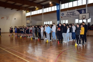 Uczestnicy IV Turnieju Piłki Nożnej o Puchar Starosty Lipnowskiego podczas otwarcia imprezy 