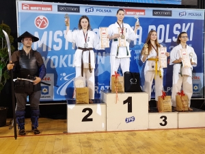 Zuzanna Sądej na pierwszym stopniu podium podczas Mistrzostw Polski Juniorów i Młodzieżowców Karate Kyokushin
