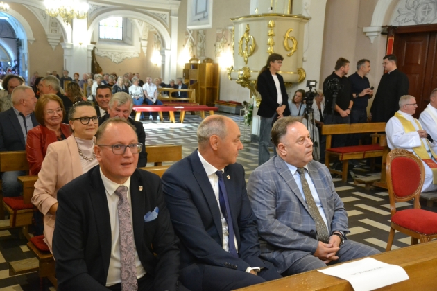 Przewodniczący Rady Miejskiej w Lipnie Kamil Komorowski, Zastępca Burmistrza Miasta Lipna Robert Kapuściński i Starosta Lipnowski  Krzysztof Baranowski podczas mszy dziękczynnej