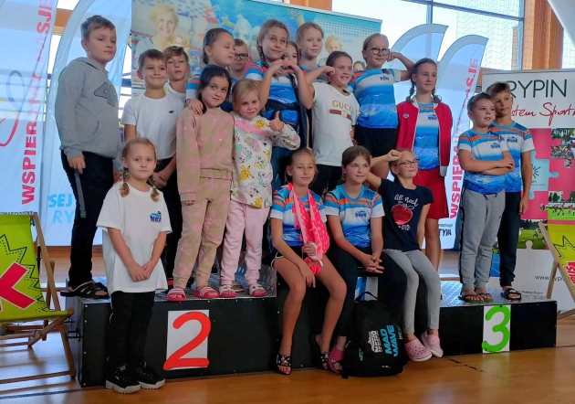 Zawodnicy Klubu Pływackiego Nemo Lipno podczas zawodów w Rypinie.