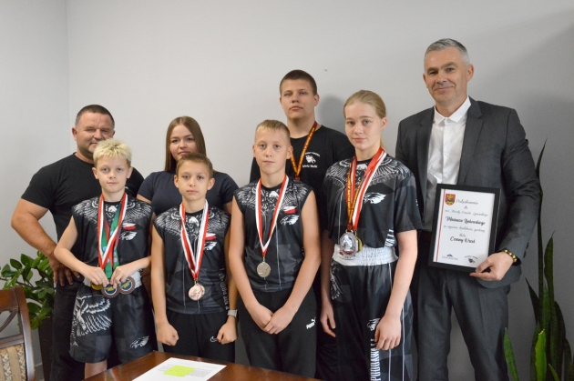 Trener i zawodnicy &quot;Czarnego Orła&quot; podczas spotkania z Wicestarostą Mariuszem Linkowskim