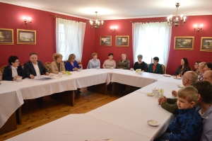 Podpisanie umów ze Stowarzyszeniami. Dworek Modrzewiowy DPS Nowa Wieś