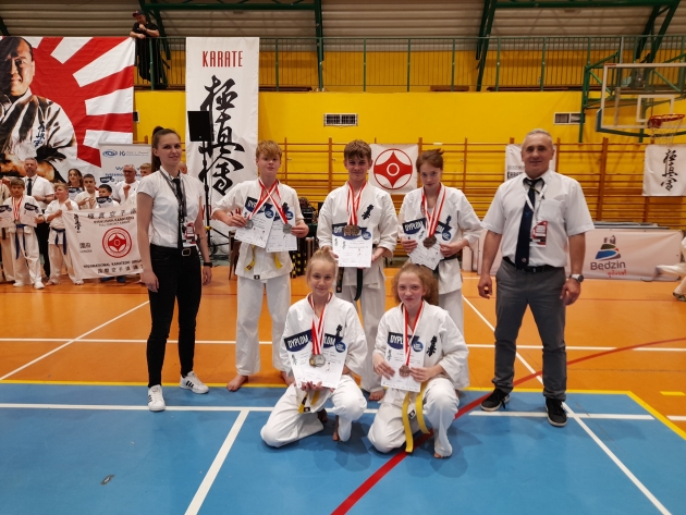 Zawodnicy Lipnowskiego Klubu Kyokushin Karate podczas zawodów w Będzinie.