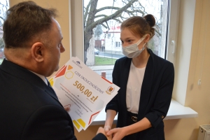 Katarzyna Gabrychowicz odbiera okolicznościowy czek z rąk starosty lipnowskiego Krzysztofa Baranowskiego