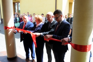 Moment przecięcia wstęgi. Otwarcie nowej siedziby Wydziału Ochrony Ludności Starostwa Powiatowego w Lipnie 
