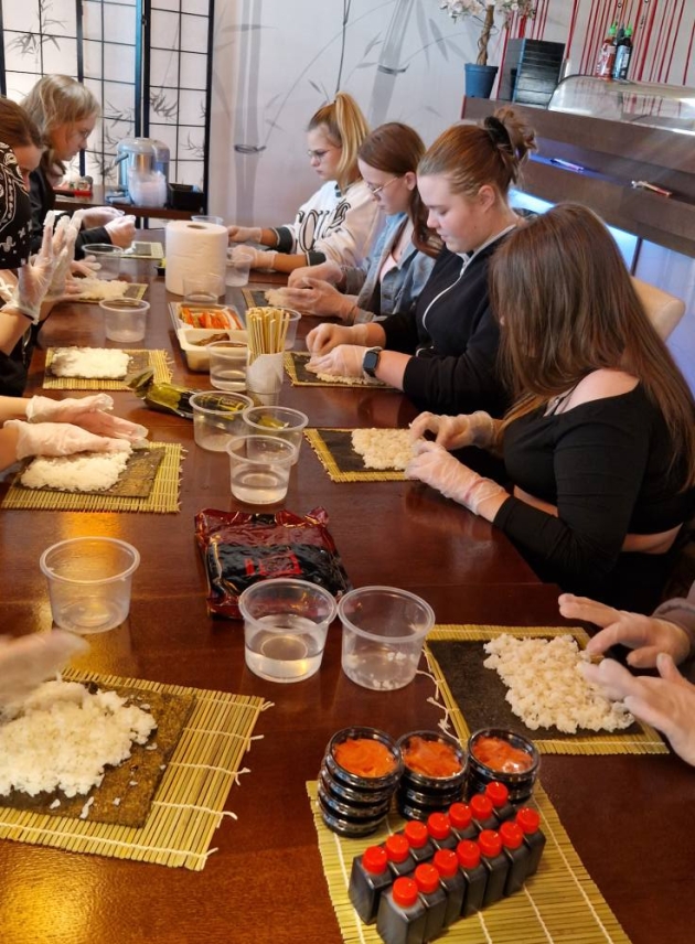 Warsztaty sushi dla uczniów Zespołu Szkół im. ZMW w Dobrzyniu nad Wisłą.