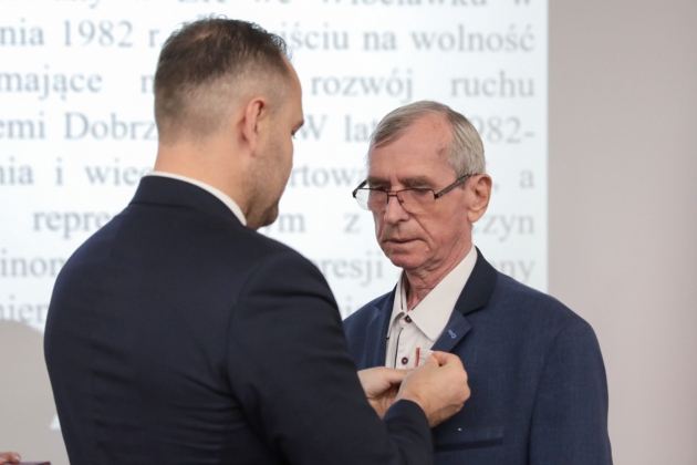 Prezes IPN dr Karol Nawrocki wręczył dawnym opozycjonistom Krzyże Wolności i Solidarności – Bydgoszcz, 3 września 2021. (Na zdjęciu Jan Kołaczyński)