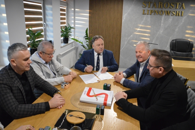 Podpisanie umowy na budowę Powiatowego Centrum Rekreacji i Sportu w Lipnie