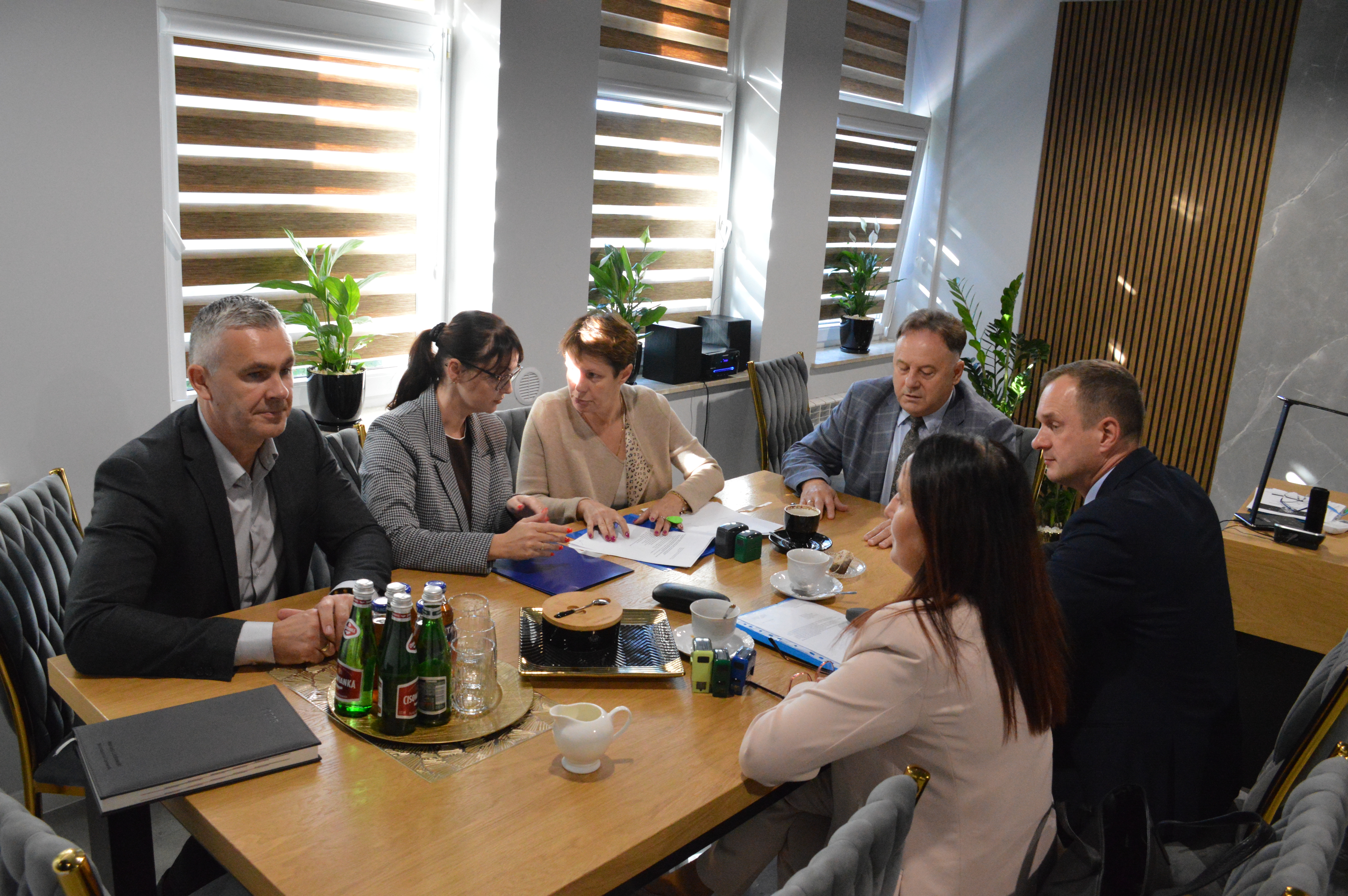Powiat Lipnowski wspiera osoby z niepełnosprawnościami – umowa na dofinansowanie zakupu mikrobusa podpisana